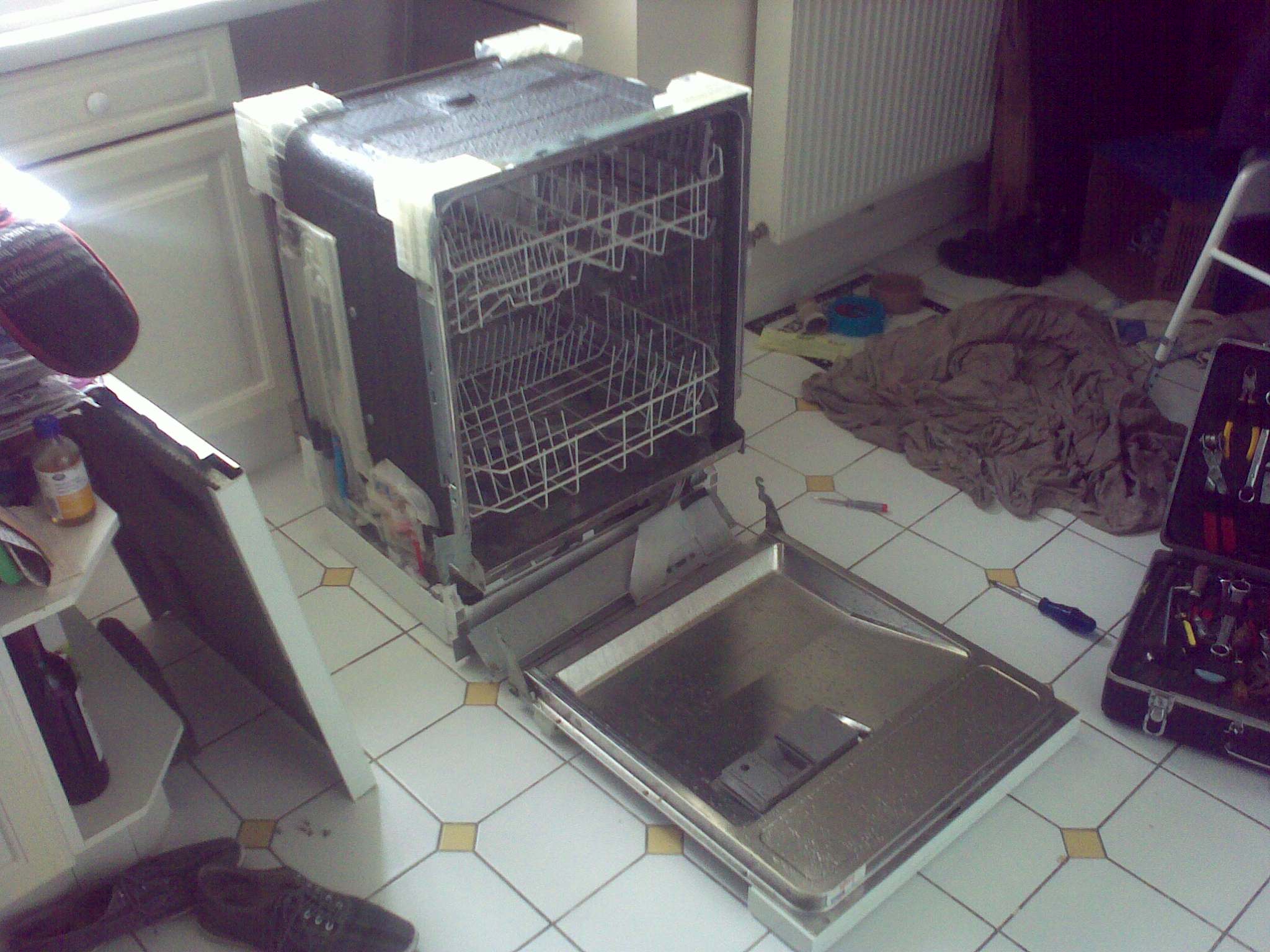 BOSCH DISHWASHER WITH TOP DOOR AND PANELS REMOVED